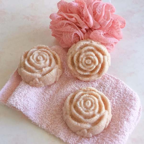 pink himalayan bath salt roses