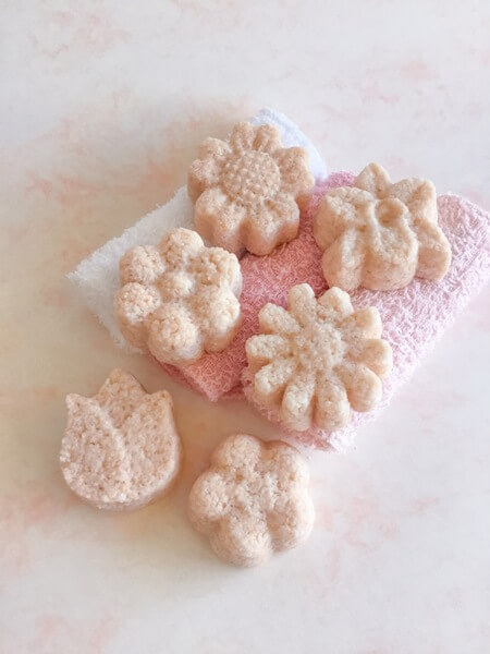 pink bath salt cakes in the shape of flowers